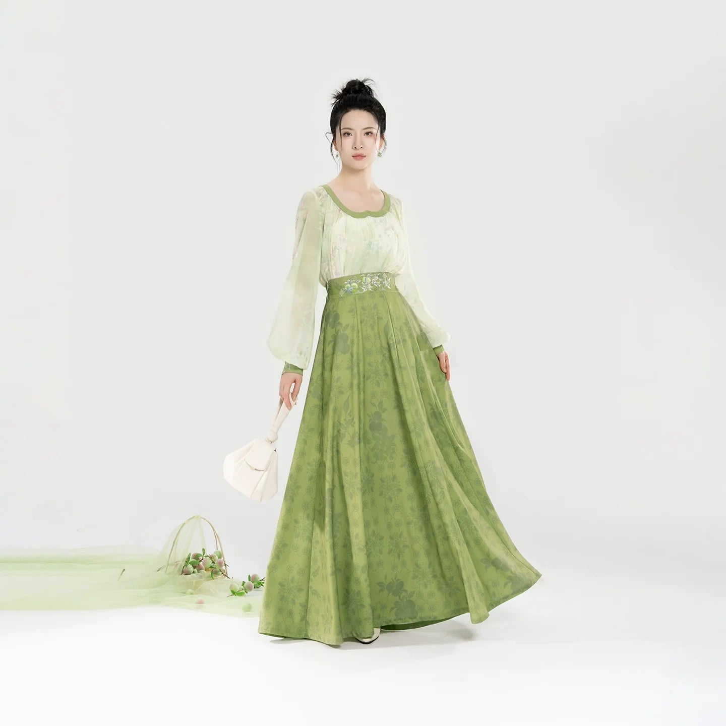 Tang Dynasty Modern Hanfu Set with Flowing Eight-Panel Skirt - Qingmei Lane 青梅弄 (Preorder)