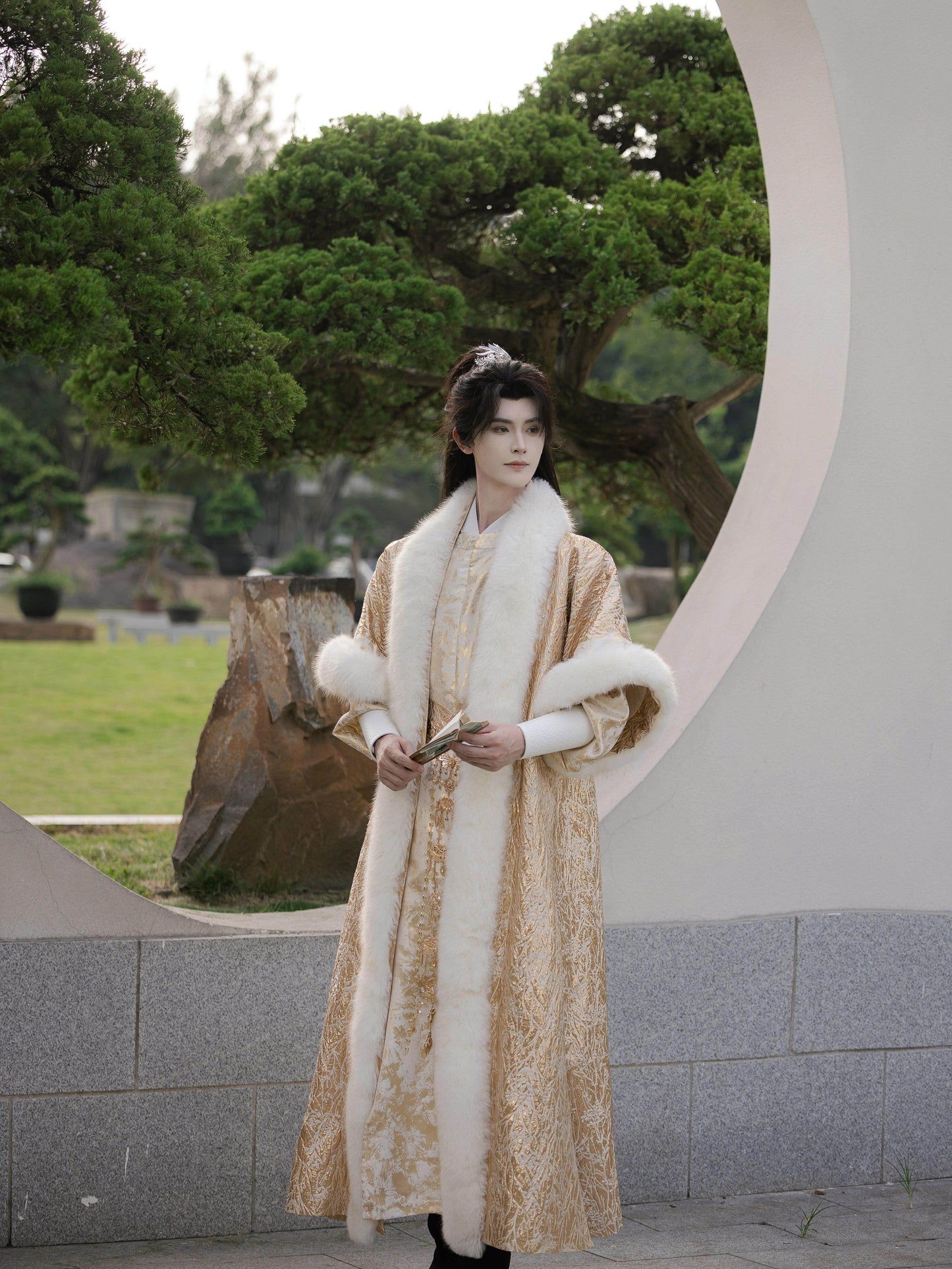 Royalty and Wealth | Tang Dynasty Round Collar Robe and Eco Faux Arctic Fox Gold Woven Fur Coat