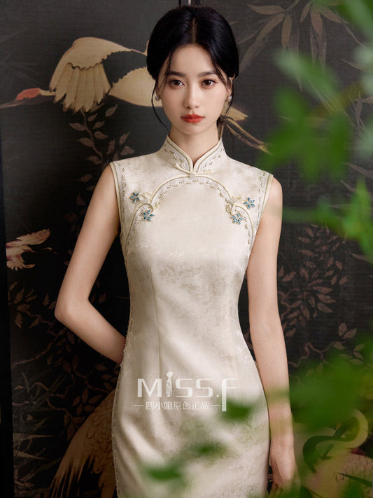 Qiaoyue sleeveless floral long cheongsam qipao — detail view