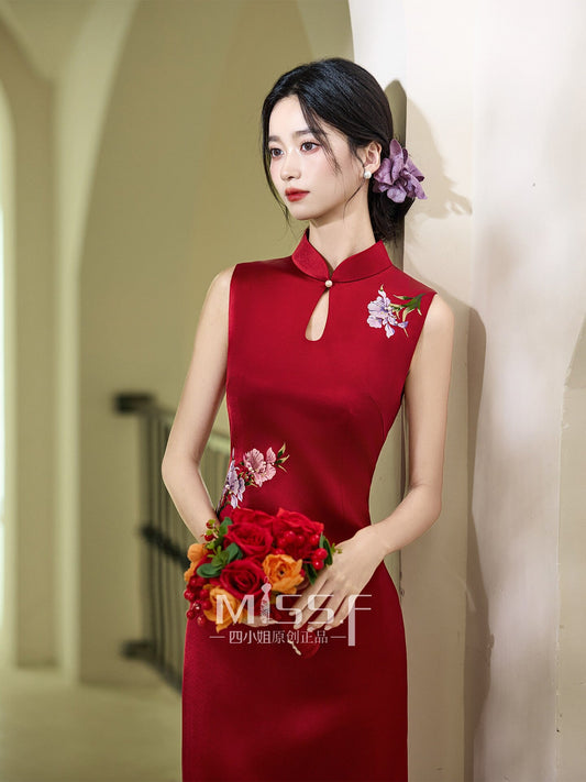 Jiaren sleeveless Chinese wedding cheongsam qipao — detail view
