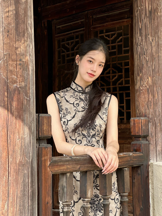 Chuwen sleeveless satin long cheongsam qipao — detail view