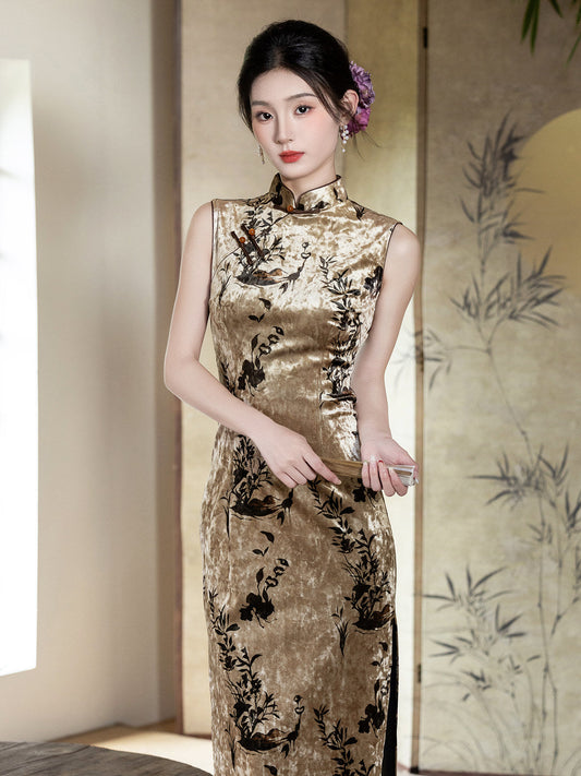 Jinyi sleeveless gold velvet long cheongsam qipao — detail view