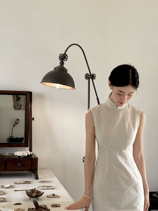 Chizao sleeveless stripe long cheongsam qipao — detail view