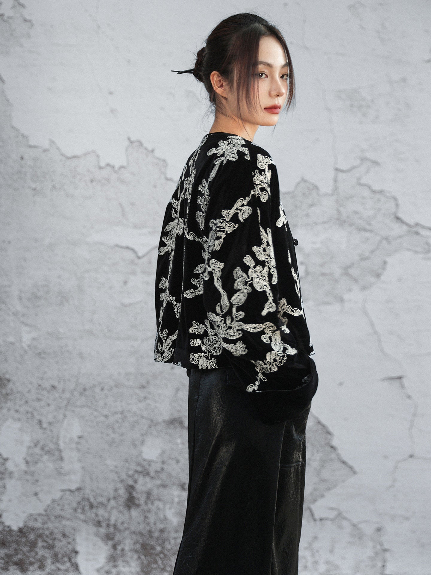 New Chinese Style Contrast Embroidered Velvet Short Jacket