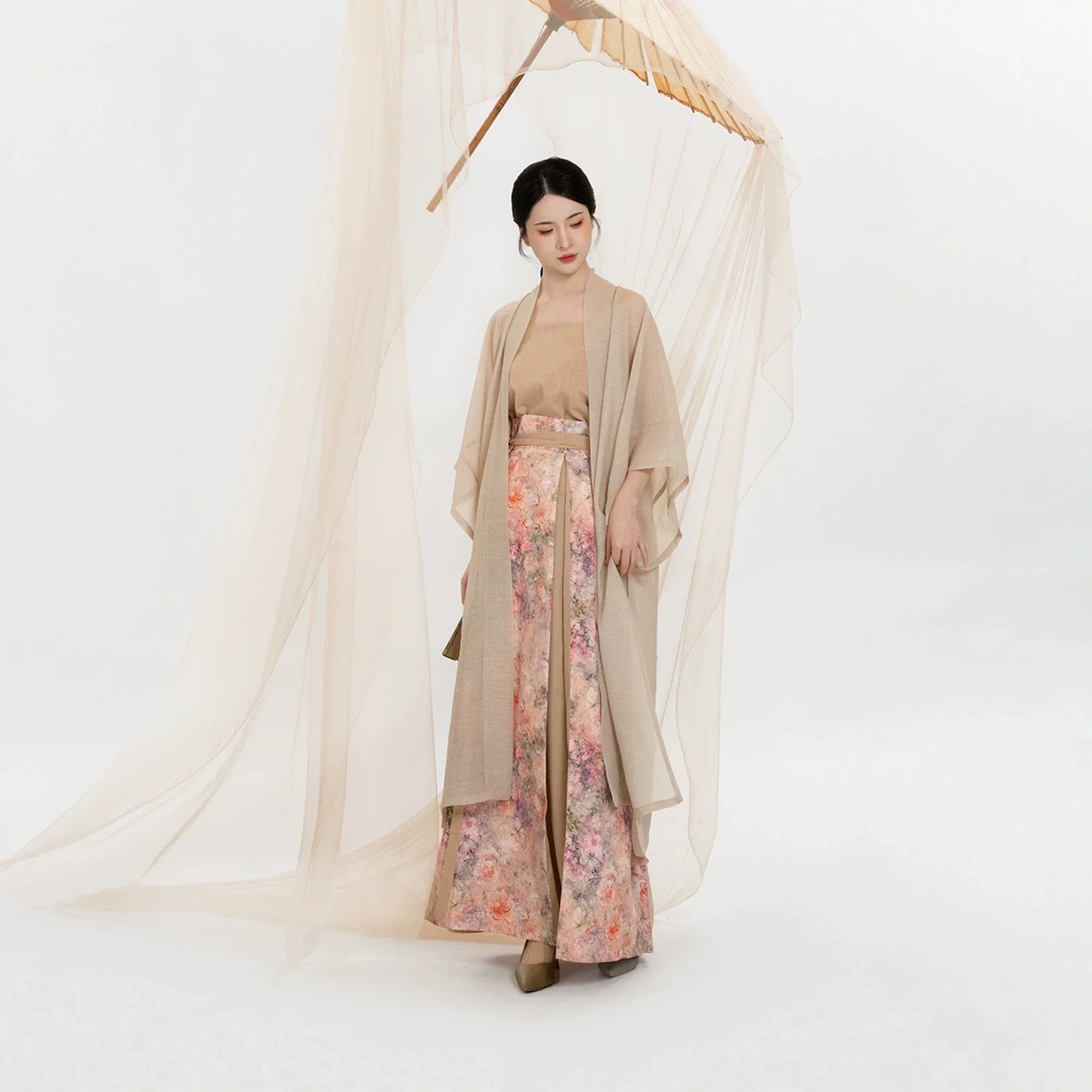 Song Dynasty Modern Hanfu Set with Changgan Temple Beizi and Three Pleat Skirt - Xuhuashi 叙花时 (Preorder)