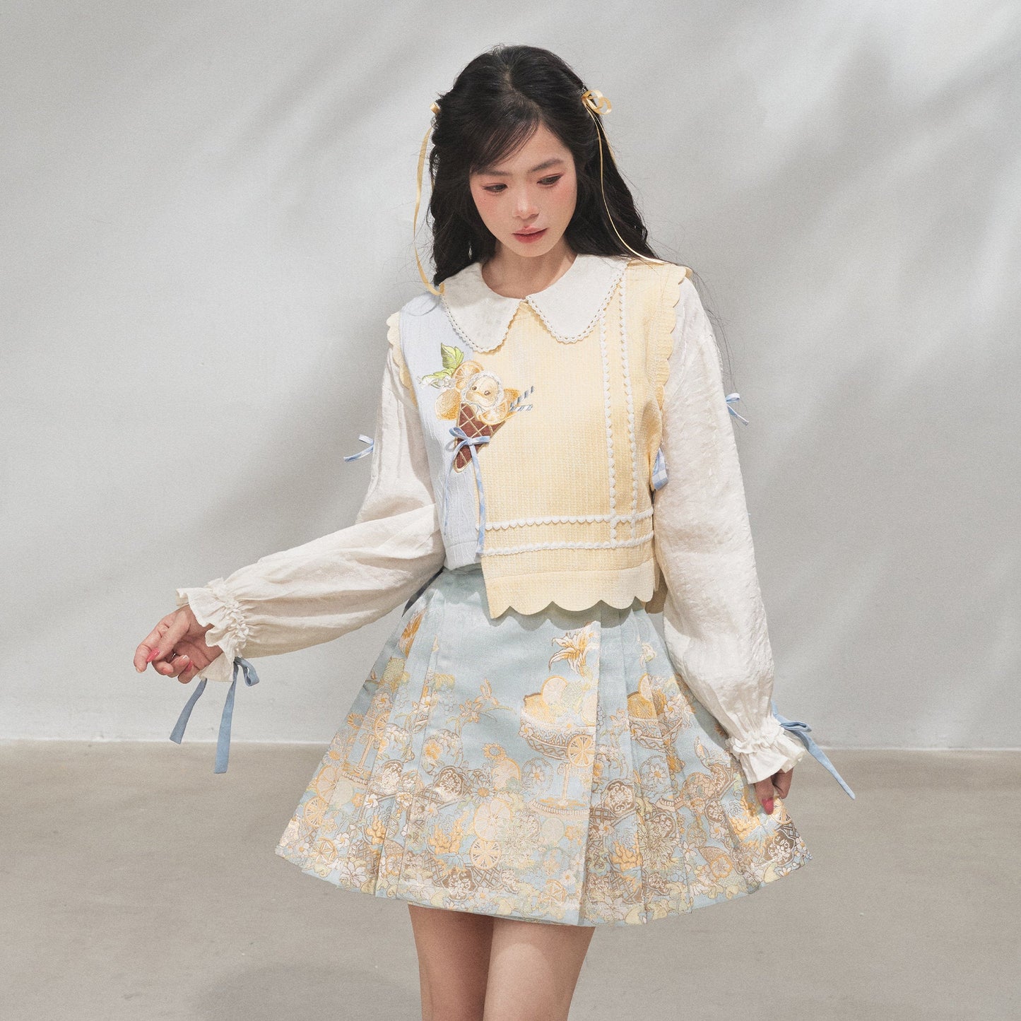 Modern Hanfu Bijia Vest, Chinese Style Blouse & Brocade Short Mamian Skirt Set 檬混过关