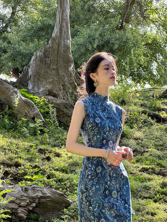 Song of the Wind sleeveless retro patterned long cheongsam qipao — detail view