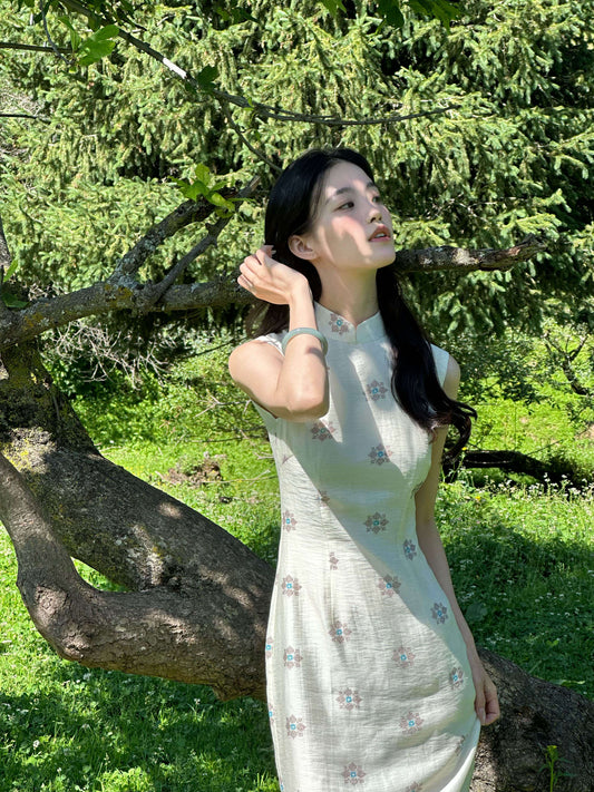 Qumu sleeveless tencel hemp long cheongsam qipao — detail view