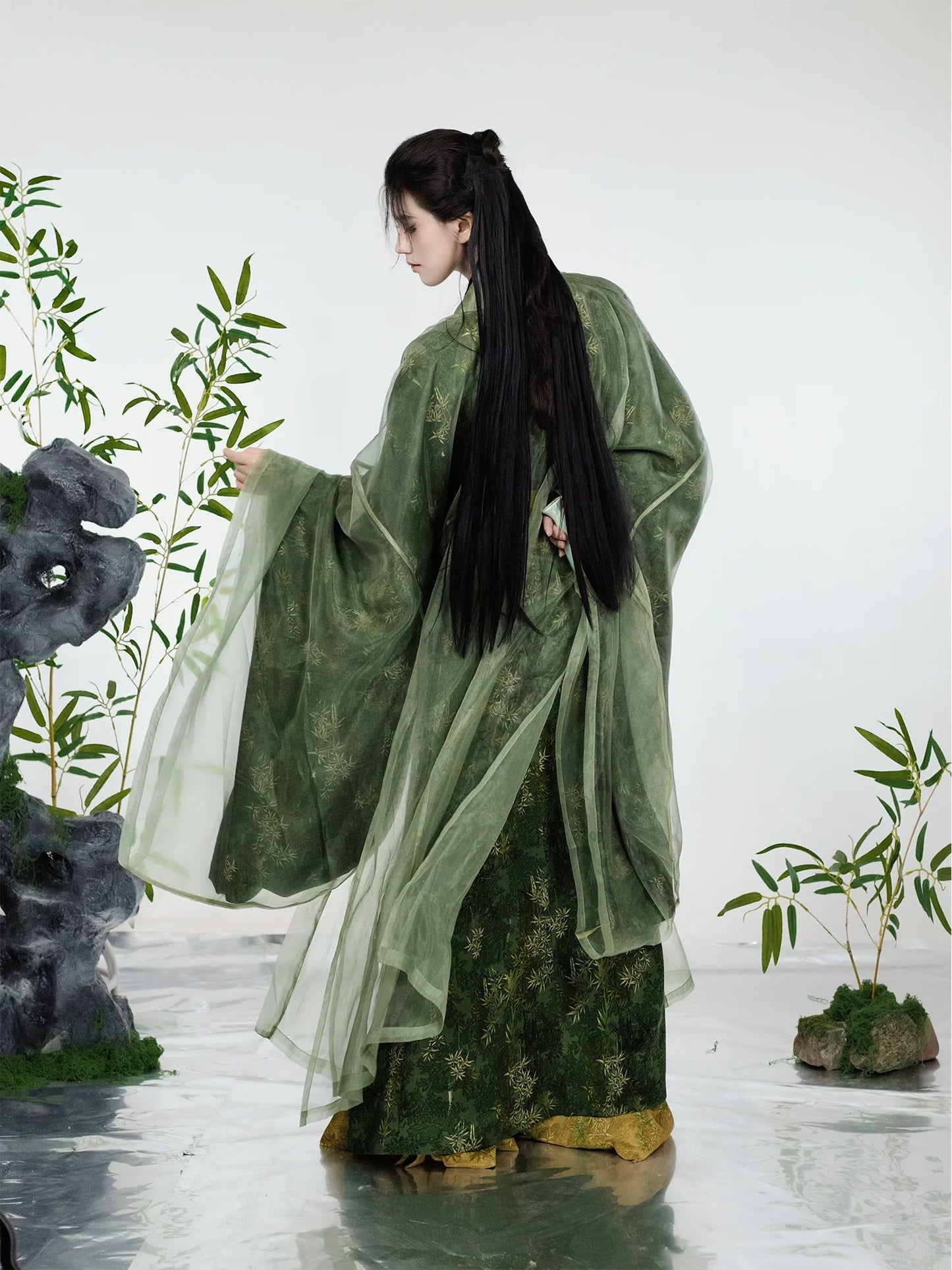 Zhuyu 竹玉 - Green Song Dynasty Hanfu Bamboo Leaf Print Beizi Robe & Pants Set
