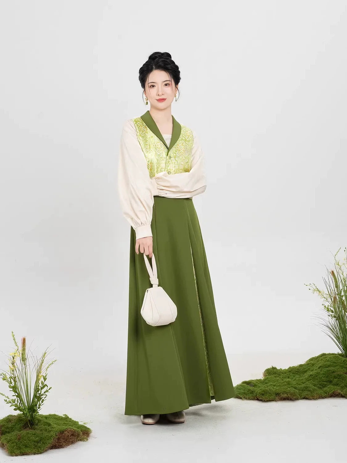 Song Dynasty Modern Hanfu Set with Majia Vest and Three Pleat Skirt - Cuiyin 翠茵 (Preorder)