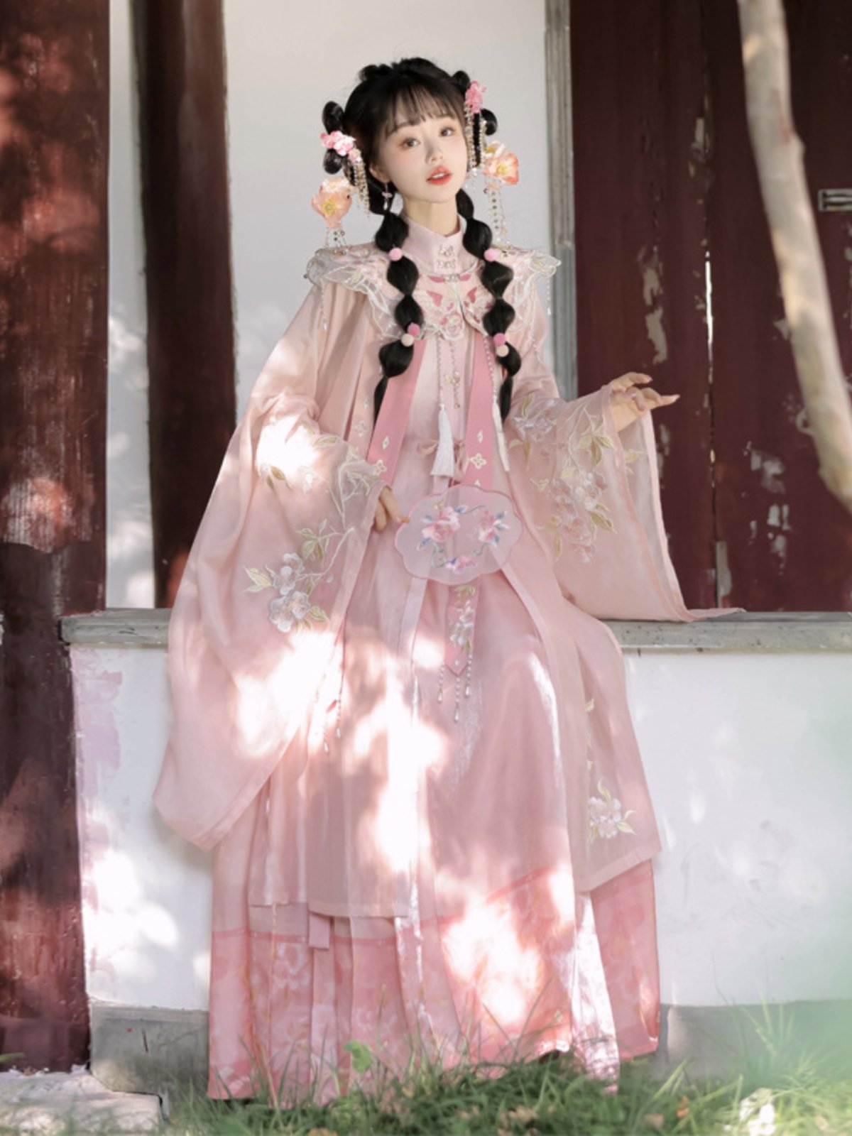 Ming Dynasty Hanfu Set with Cloud Collar & Mamian Skirt｜Koi Spirit 锦鲤仙