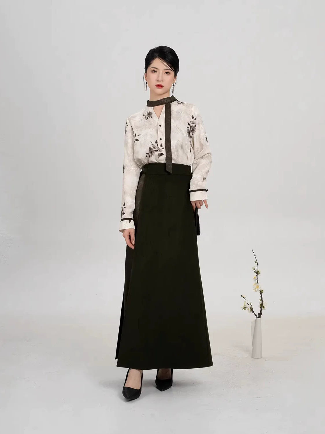 Song Dynasty Modern Hanfu Set with Long Sleeve Top and Spiral Skirt - Fumei 赋梅 (Preorder)
