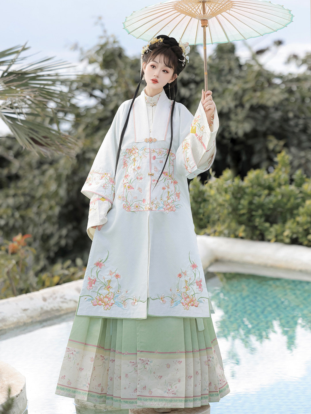 Ming Dynasty Hanfu Set with Robe & Mamian Skirt | Mid Spring 春意浓