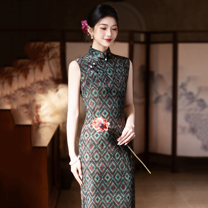 Sleeveless Diamond Geometric Midi Cheongsam | Under the Moon