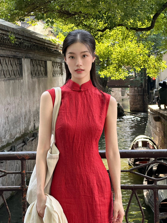 Fusang sleeveless long cheongsam qipao in red — detail view