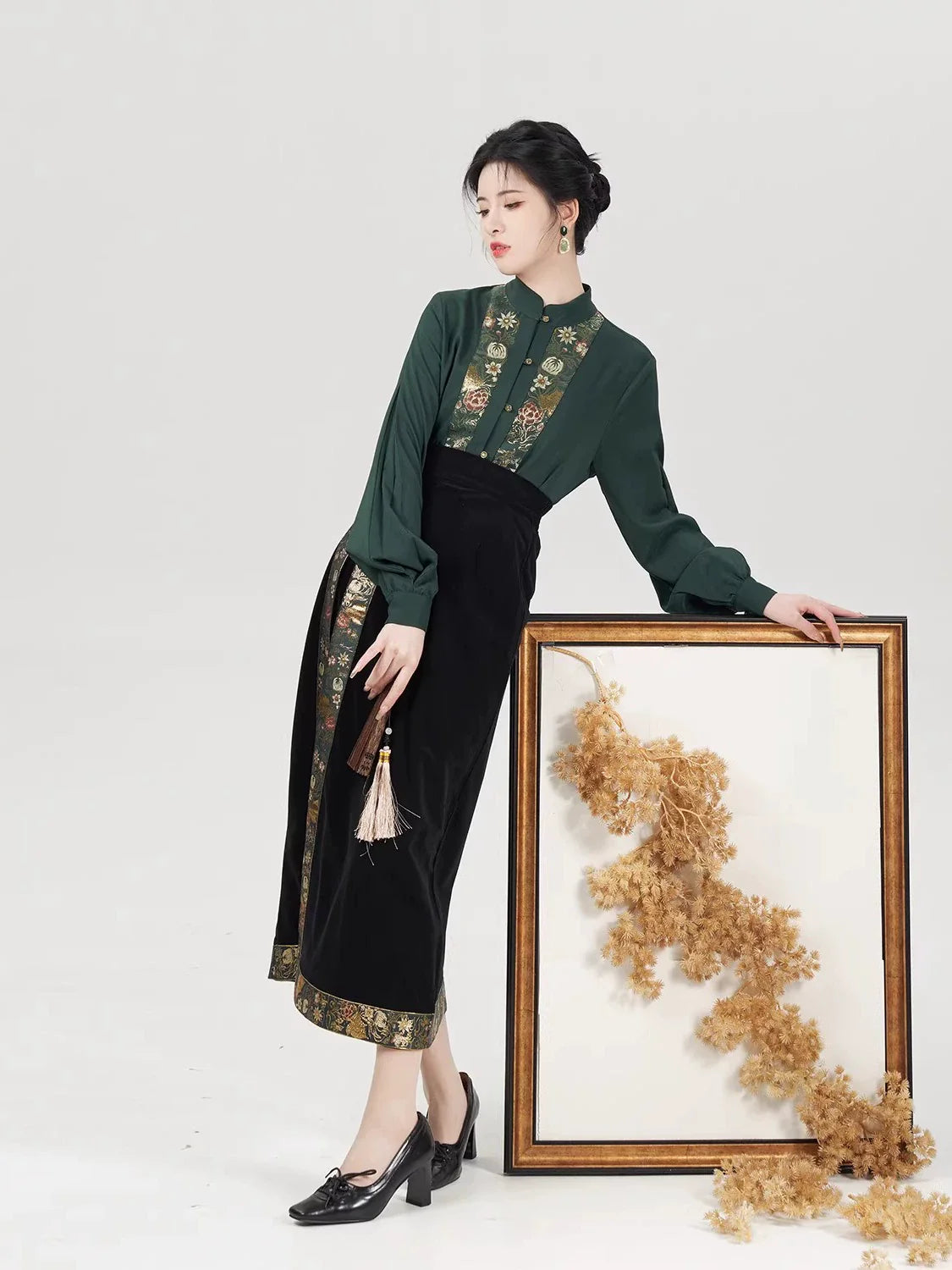 Song Dynasty Modern Hanfu Set with Long Sleeve Top and Spiral Skirt - Huayi 花溢 (Preorder)