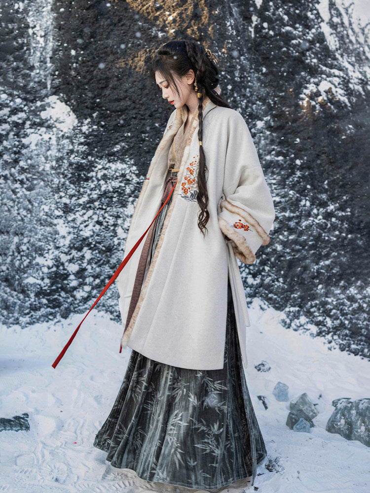 Song Dynasty Modern Hanfu Velvet Robe and Wrap Skirt - Guest Amidst the Snow 雪中客 (Preorder)