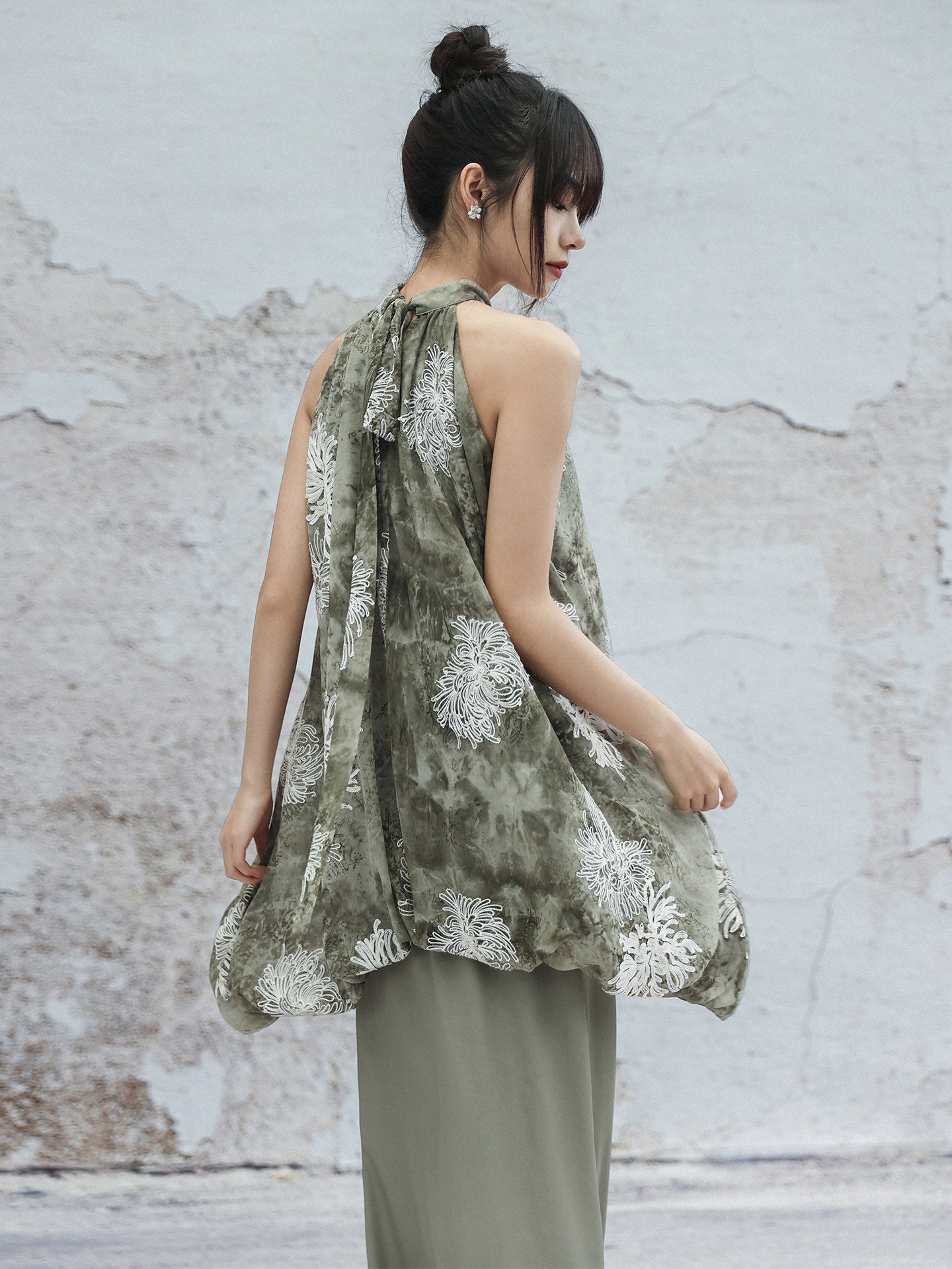 New Chinese Style Chrysanthemum Embroidered Dress Halter Neck Sleeveless Dress - Yaju 雅菊