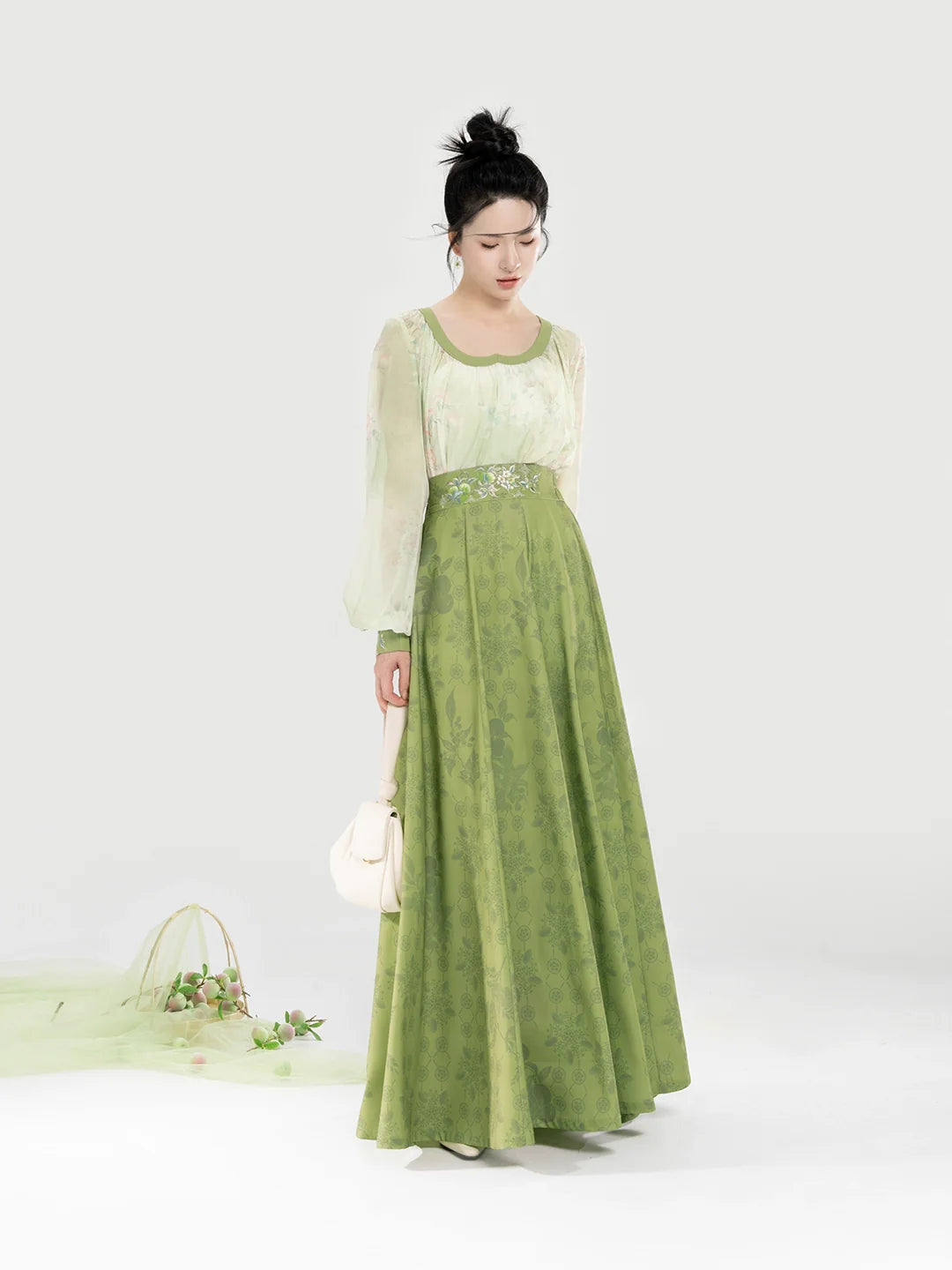 Tang Dynasty Modern Hanfu Set with Flowing Eight-Panel Skirt - Qingmei Lane 青梅弄 (Preorder)