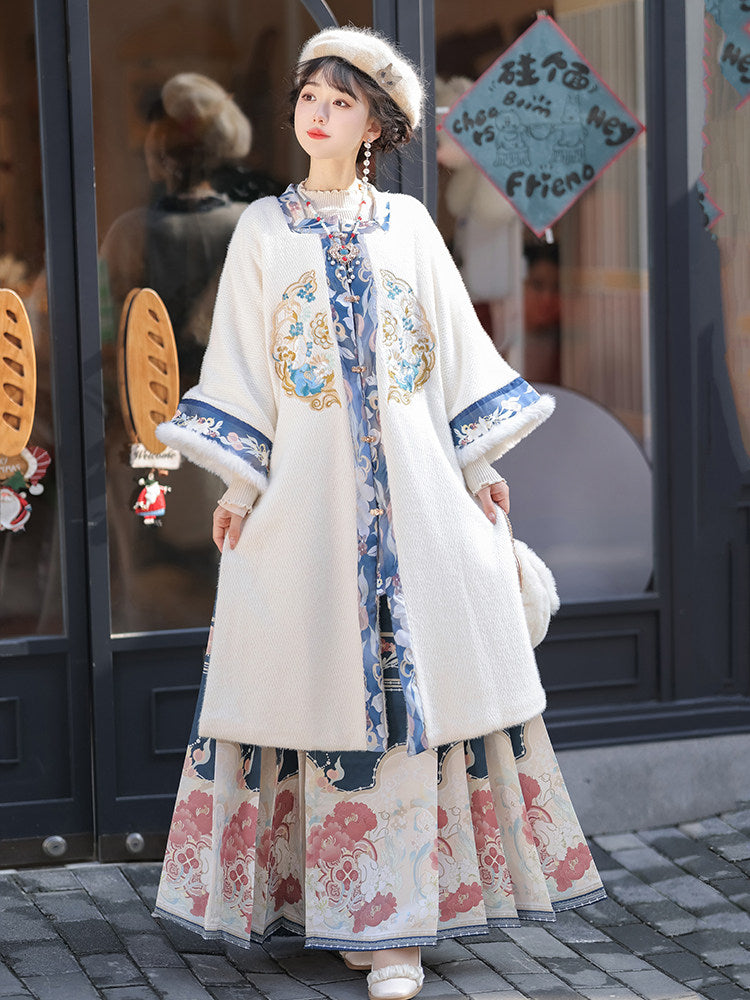 Ming Dynasty Embroidered Fleece Robe & Mamian Skirt | Velvet Flowers 花绒