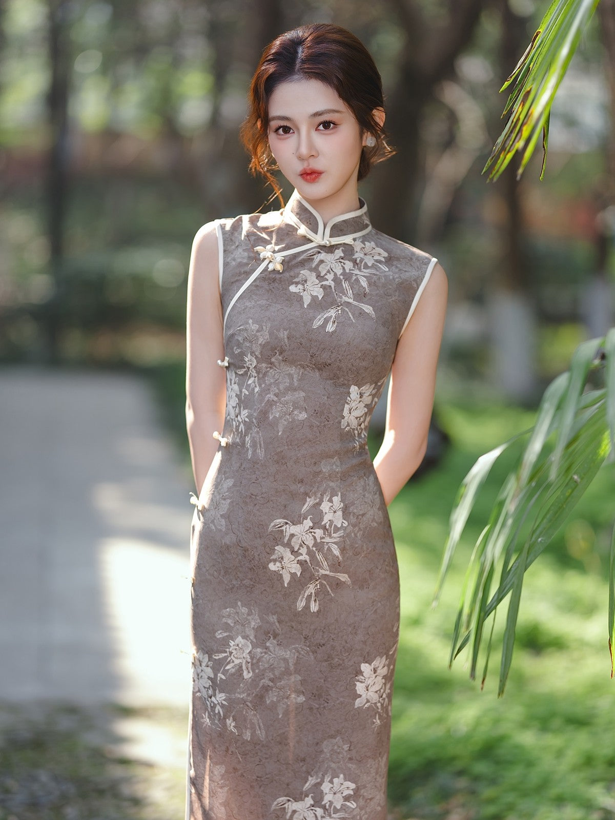 Sleeveless Ink Leaves Midi Cheongsam | Cold Fragrance