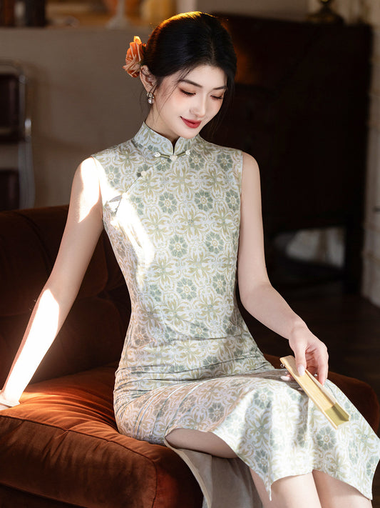 Jingshu sleeveless floral geometric midi cheongsam qipao — detail view
