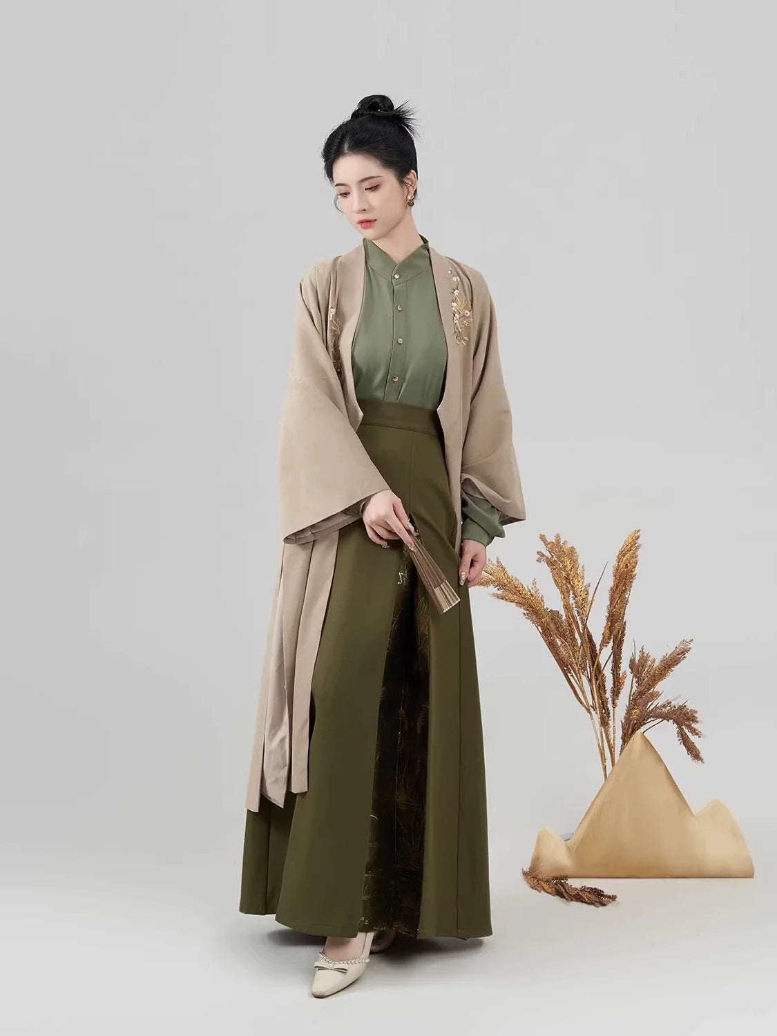 Song Dynasty Modern Hanfu Set with Long Sleeve Top and Three Pleat Skirt - Maisui 麦穗 (Preorder)