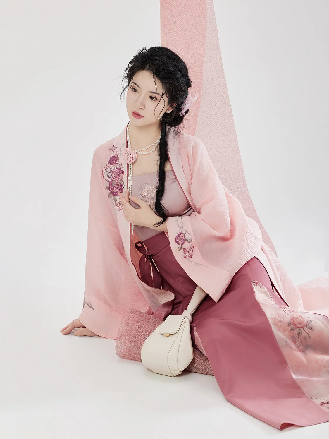 Song Dynasty Modern Hanfu Set with Changgan Temple Beizi and Three Pleat Skirt - Rose Letter 玫瑰来信 (Preorder)