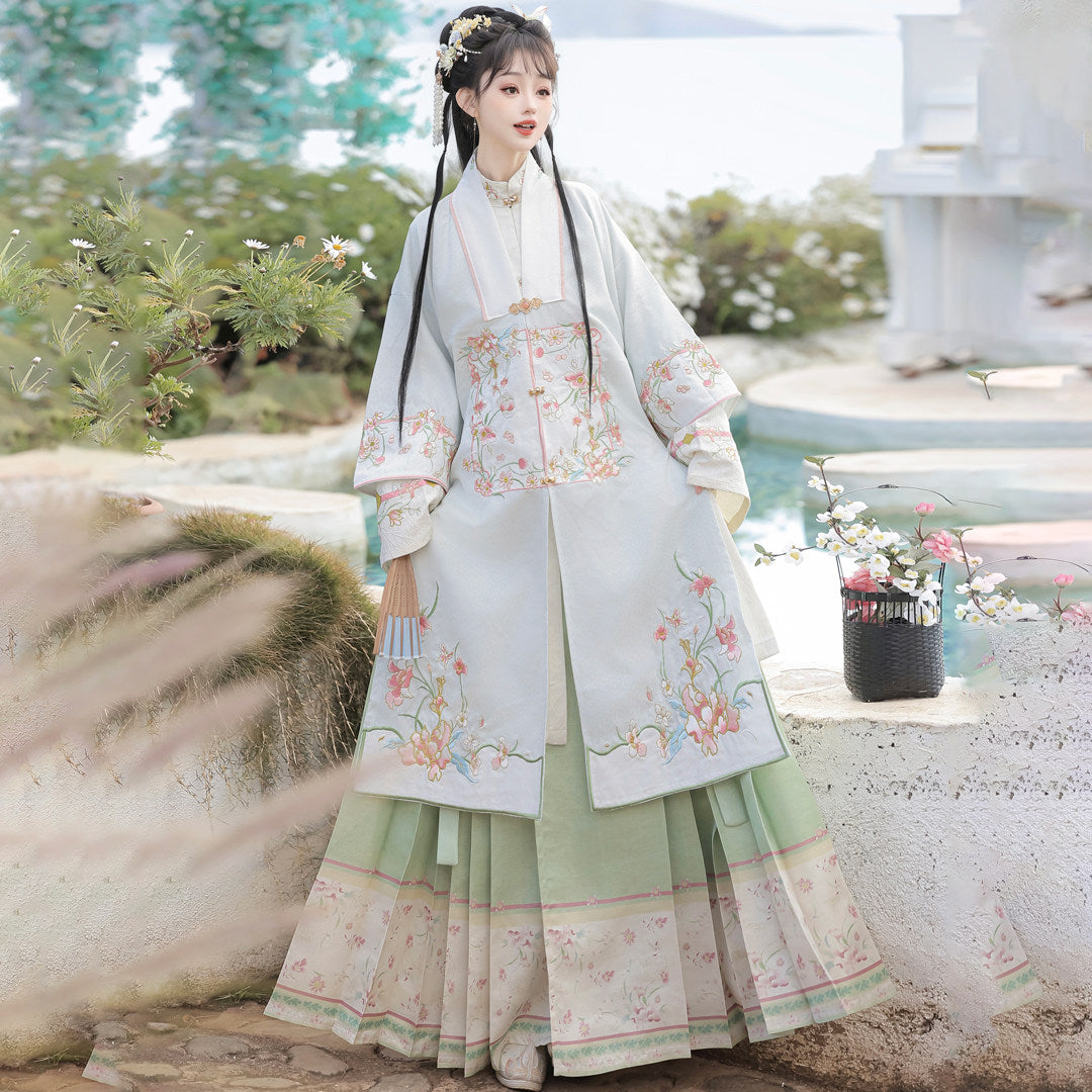 Ming Dynasty Hanfu Set with Robe & Mamian Skirt | Mid Spring 春意浓