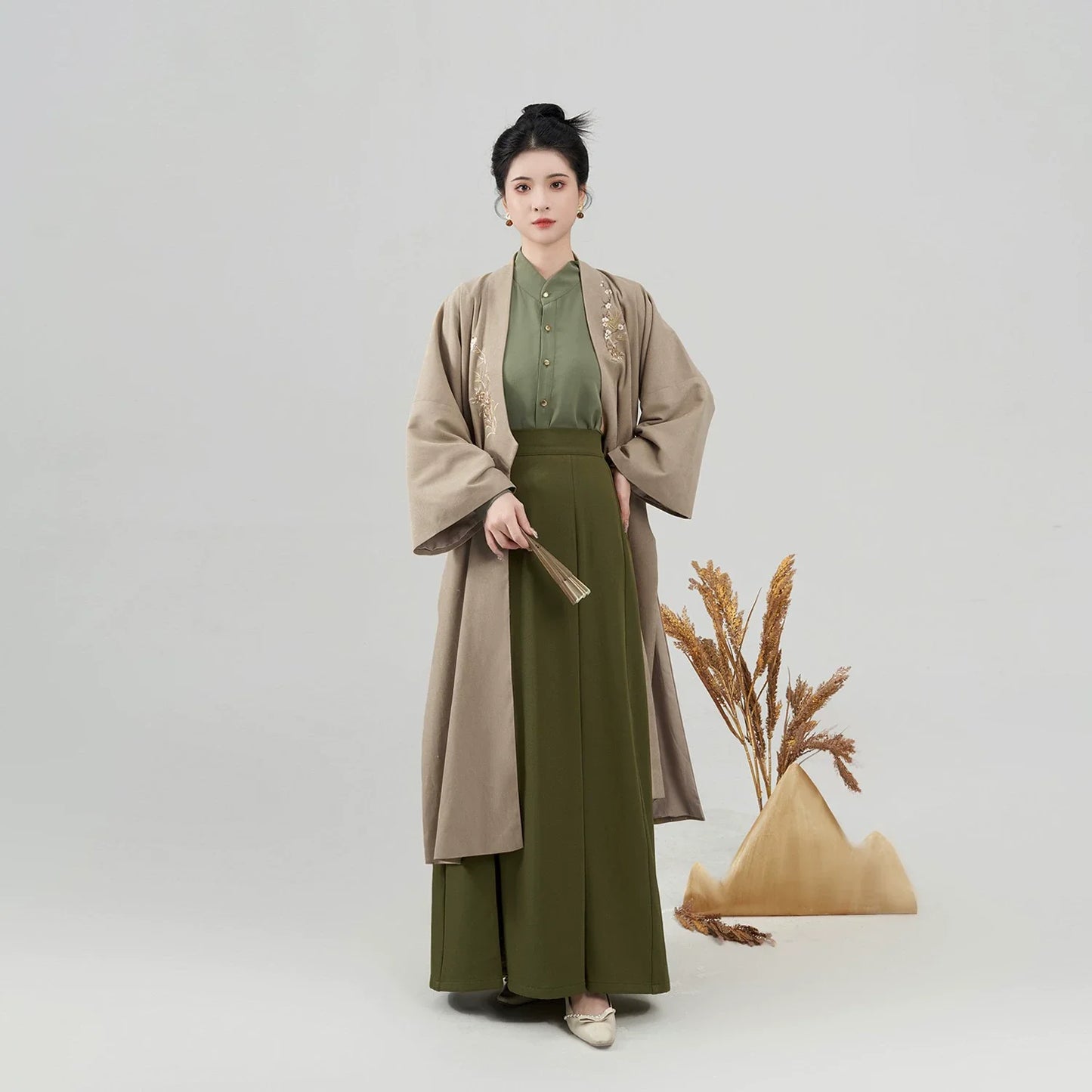 Song Dynasty Modern Hanfu Set with Long Sleeve Top and Three Pleat Skirt - Maisui 麦穗 (Preorder)