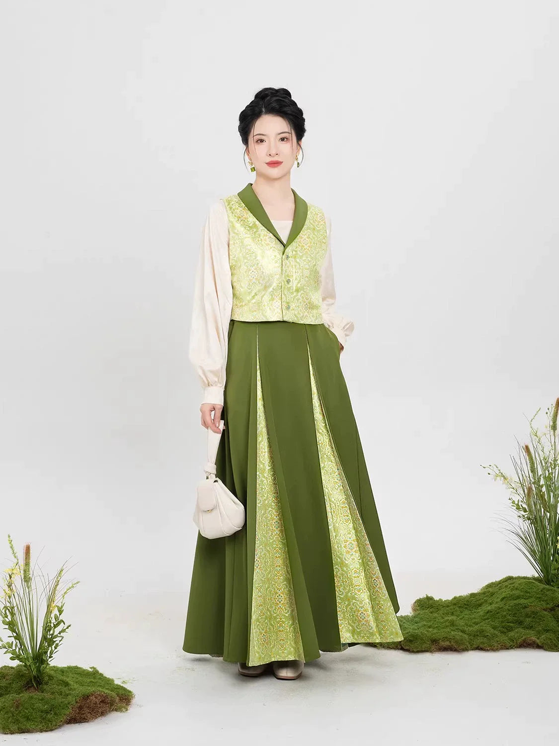Song Dynasty Modern Hanfu Set with Majia Vest and Three Pleat Skirt - Cuiyin 翠茵 (Preorder)