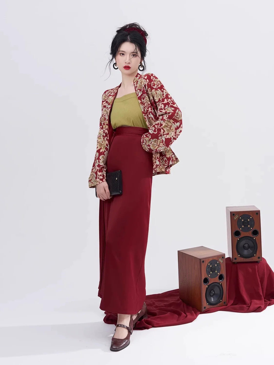 Song Dynasty Modern Hanfu Set with Winged Sleeve Top and Spiral Skirt - Yingying 盈盈 (Preorder)