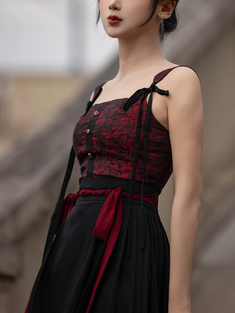Chinese Bustier & Mamian Skirt Outfit | Rose Bud 夜色红蕾
