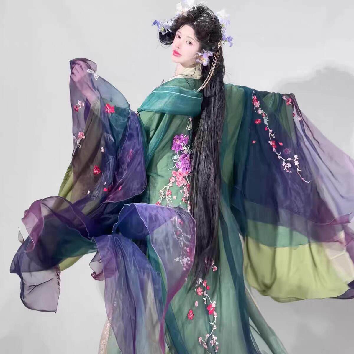 Begonia Still Blooming | Tang Dynasty Heziqun Hanfu Set in Spring Garden Series