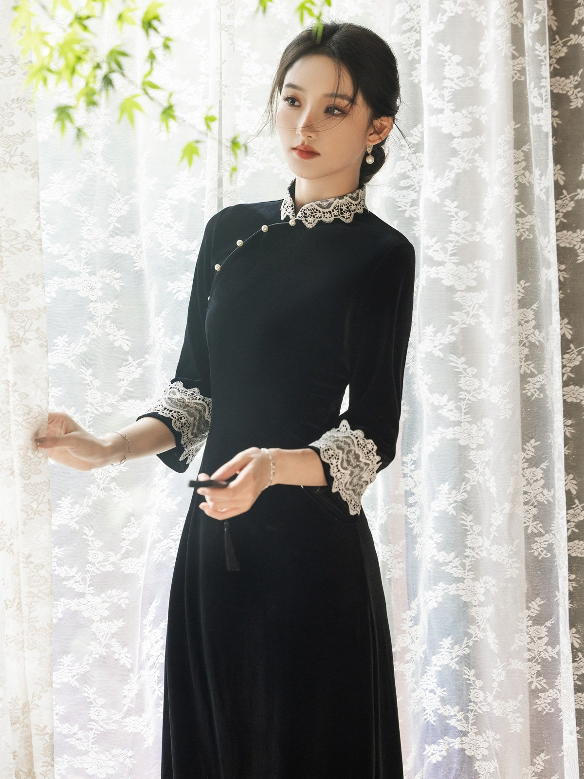 Mid Sleeve A Line Lace Cheongsam | Onyx