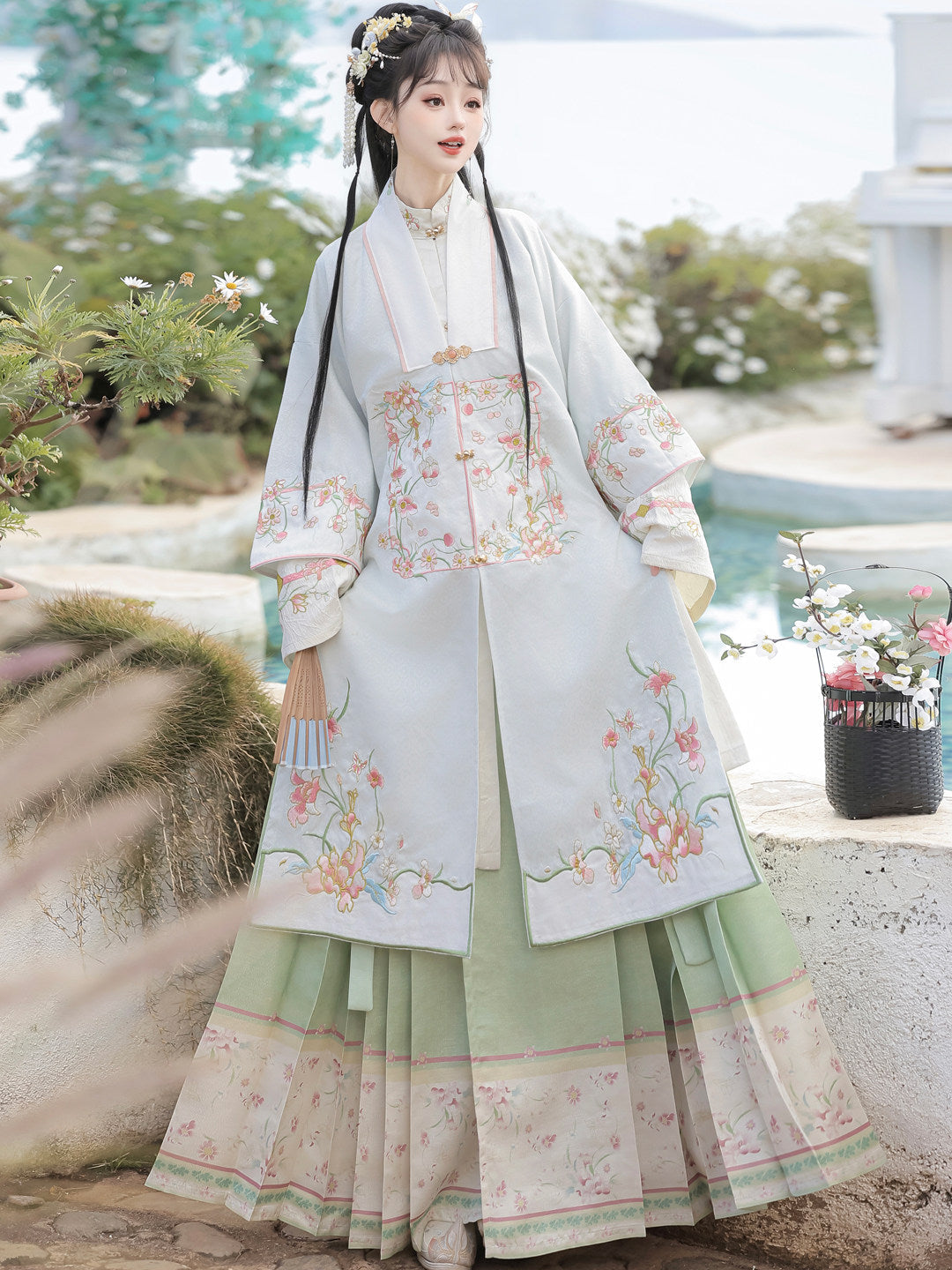 Ming Dynasty Hanfu Set with Robe & Mamian Skirt | Mid Spring 春意浓