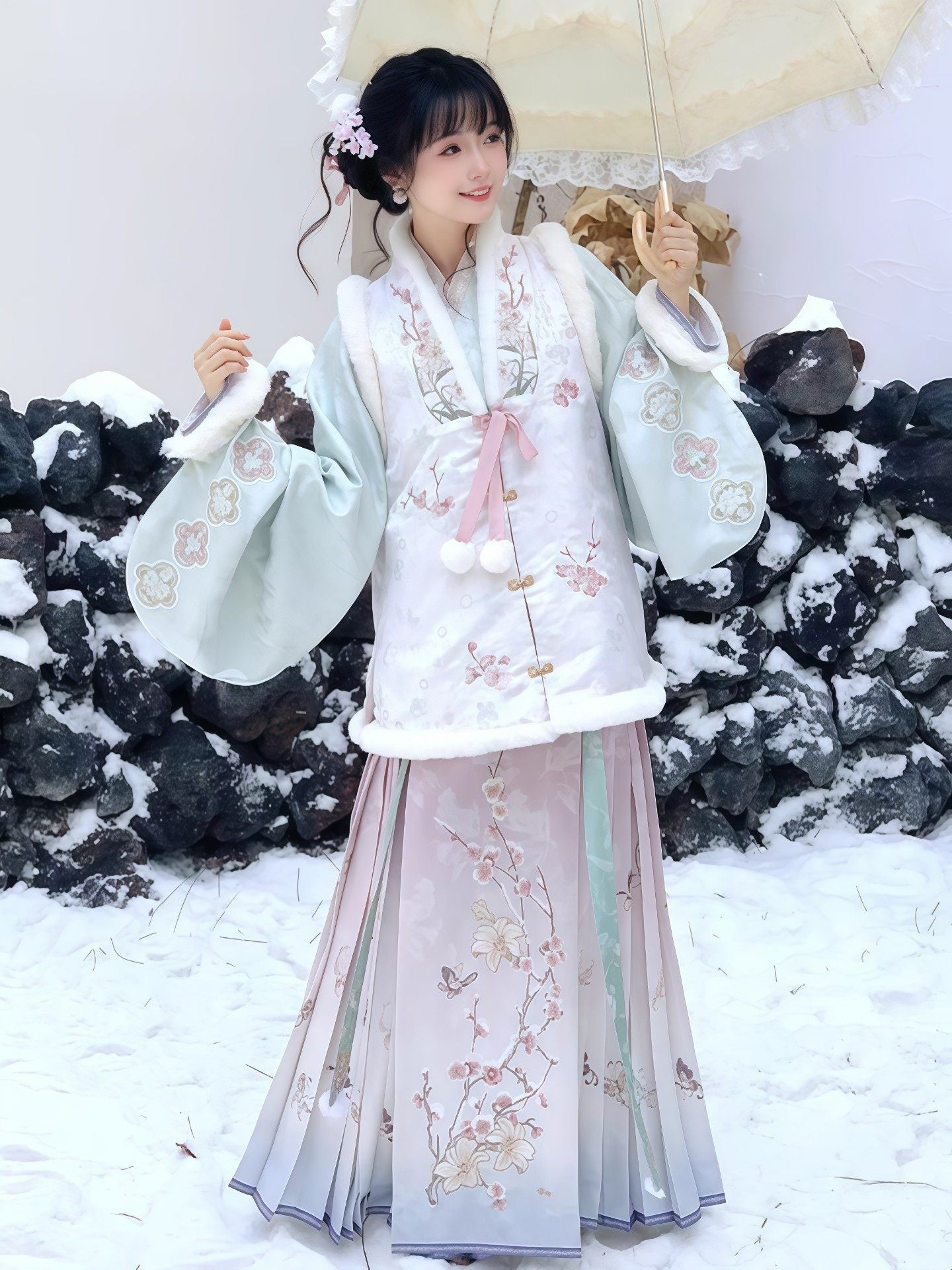 Ming Dynasty Bijia Pipa Sleeve Top & Mamian Skirt for Winter | Plum Blossom Date 赏梅有约