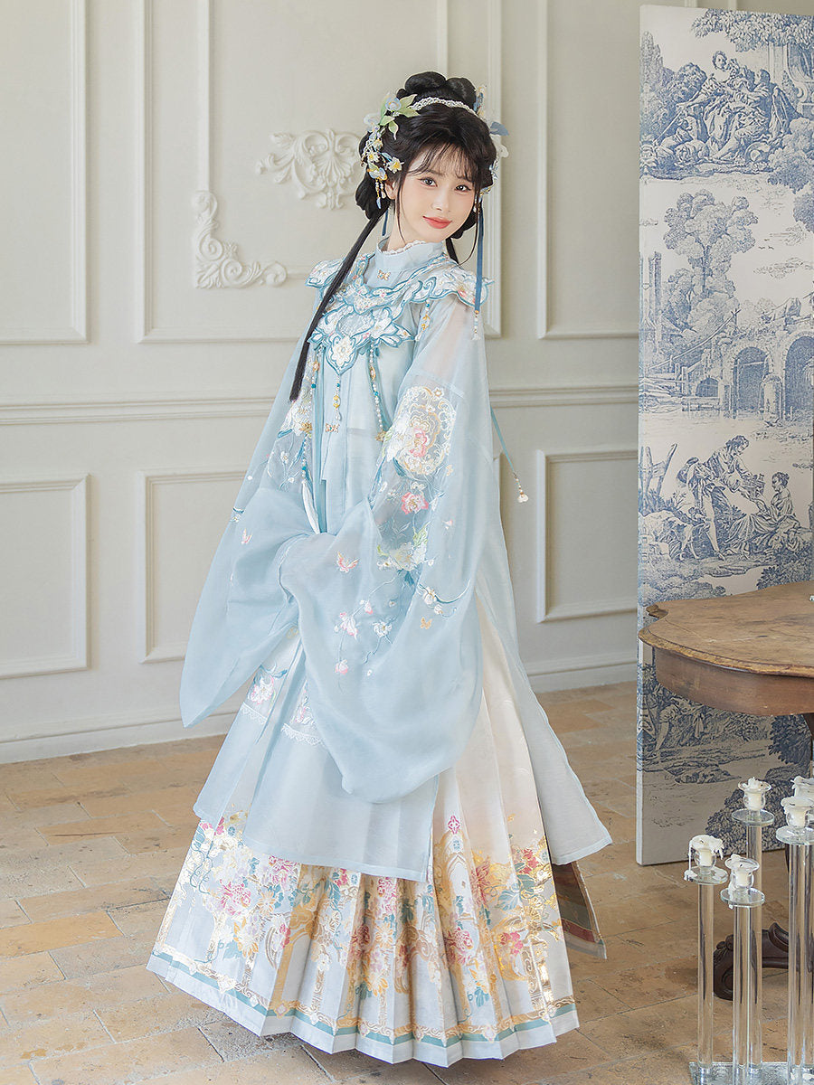 Ming Dynasty Hanfu Set with Cloud Collar & Mamian Skirt | Crescent 半月霜