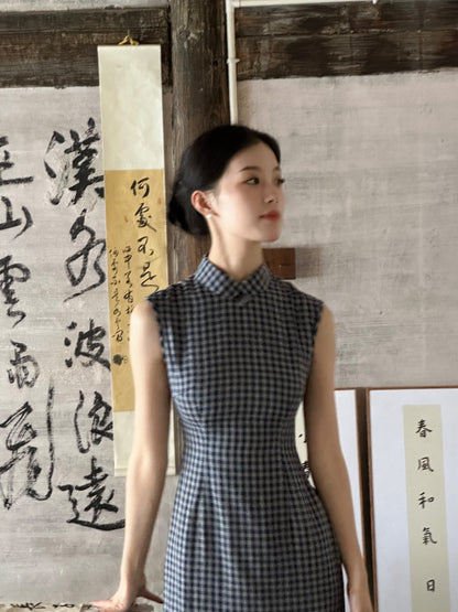 Sleeveless Checkered Long Cheongsam | Muyun