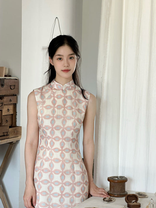 Xiangwan sleeveless retro patterned long cheongsam qipao — detail view