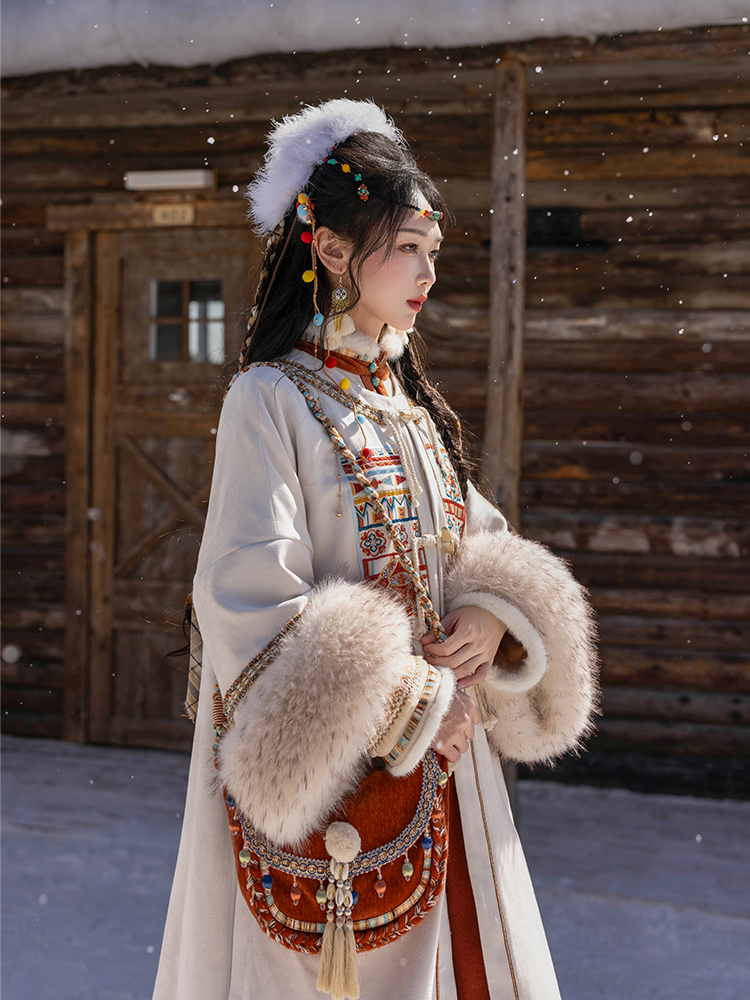 Ming Dynasty and Zhuang Ethnic Inspired Hanfu Crew Neck Jacket - Yunzhongge 云中歌