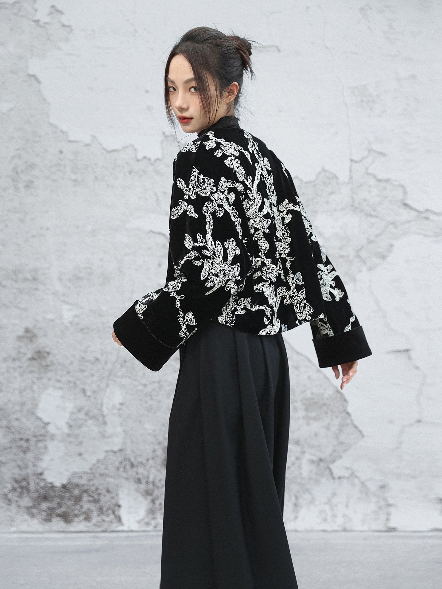New Chinese Style Contrast Embroidered Velvet Short Jacket