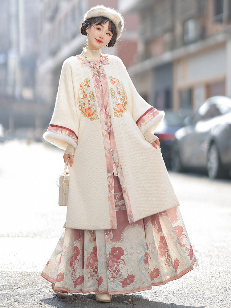 Ming Dynasty Embroidered Fleece Robe & Mamian Skirt | Velvet Flowers 花绒