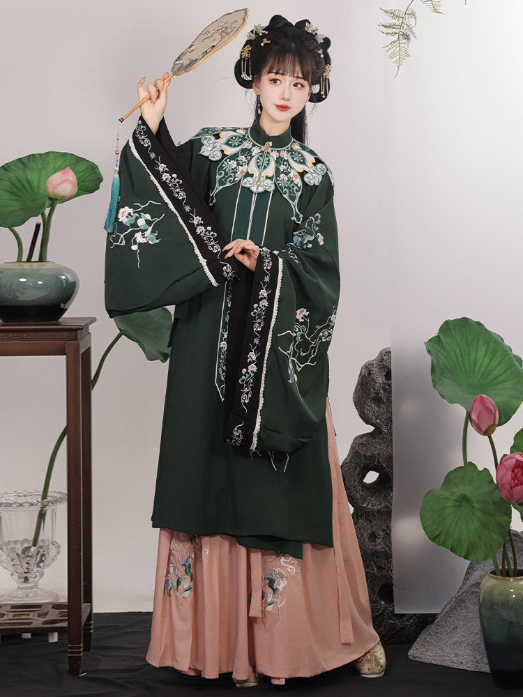 Ming Dynasty Hanfu Set with Cloud Collar & Pleated Skirt｜Flower Glass 花璃子