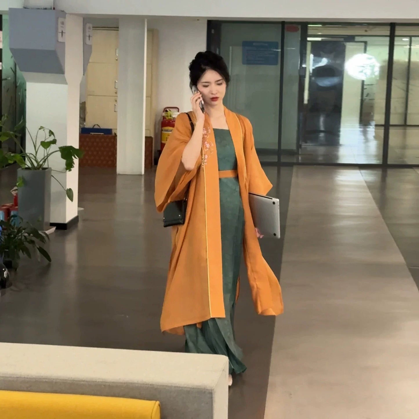 Song Dynasty Modern Hanfu Set with Changgan Temple Beizi and Wide Leg Pants - Yizhou 弋舟 (Preorder)