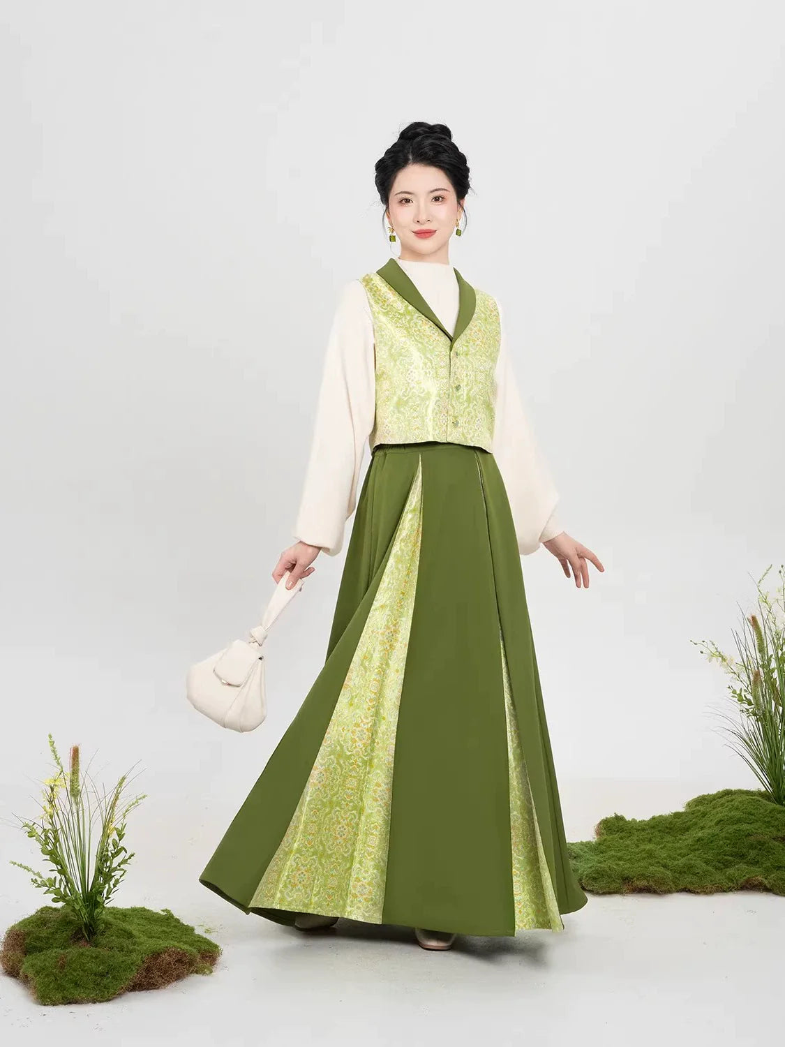 Song Dynasty Modern Hanfu Set with Majia Vest and Three Pleat Skirt - Cuiyin 翠茵 (Preorder)
