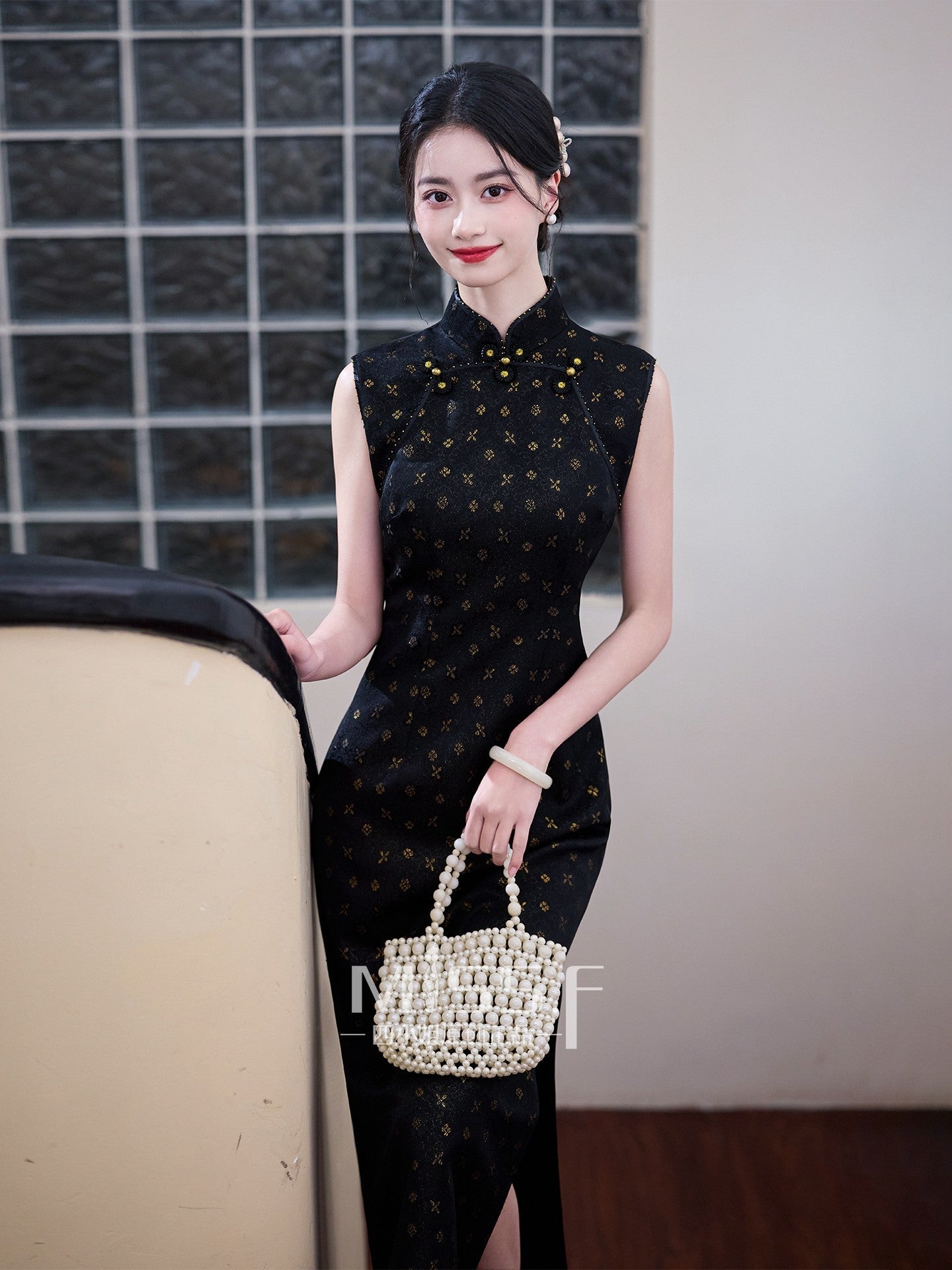 Sleeveless Gold Leaves Long Cheongsam | Qingchuan