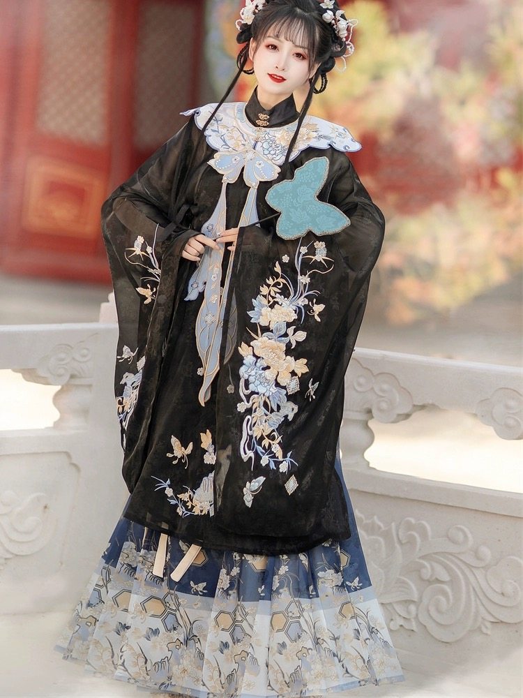 Ming Dynasty Hanfu Set with Robe & Mamian Skirt | Yurui 沧溟玉蕊