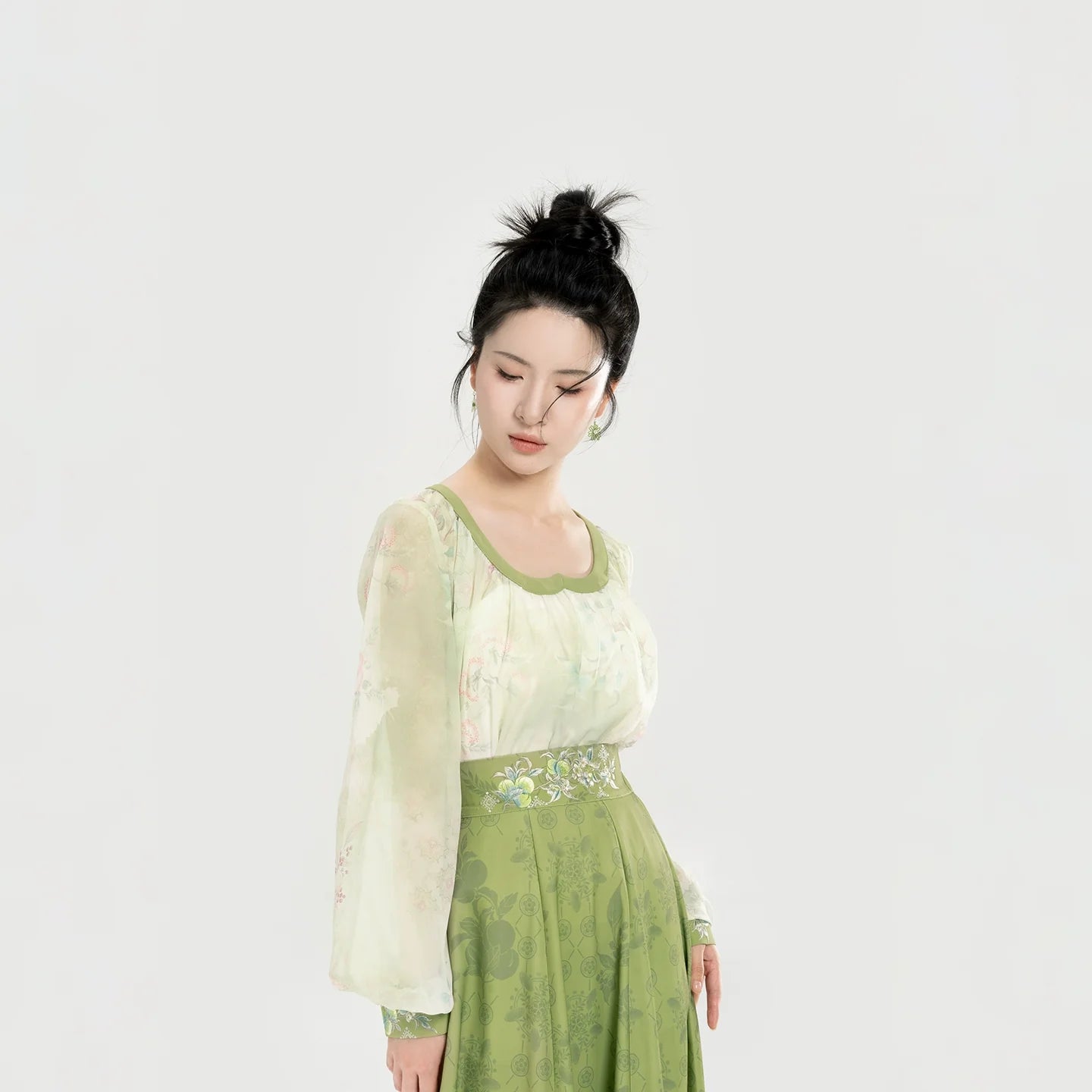 Tang Dynasty Modern Hanfu Set with Flowing Eight-Panel Skirt - Qingmei Lane 青梅弄 (Preorder)