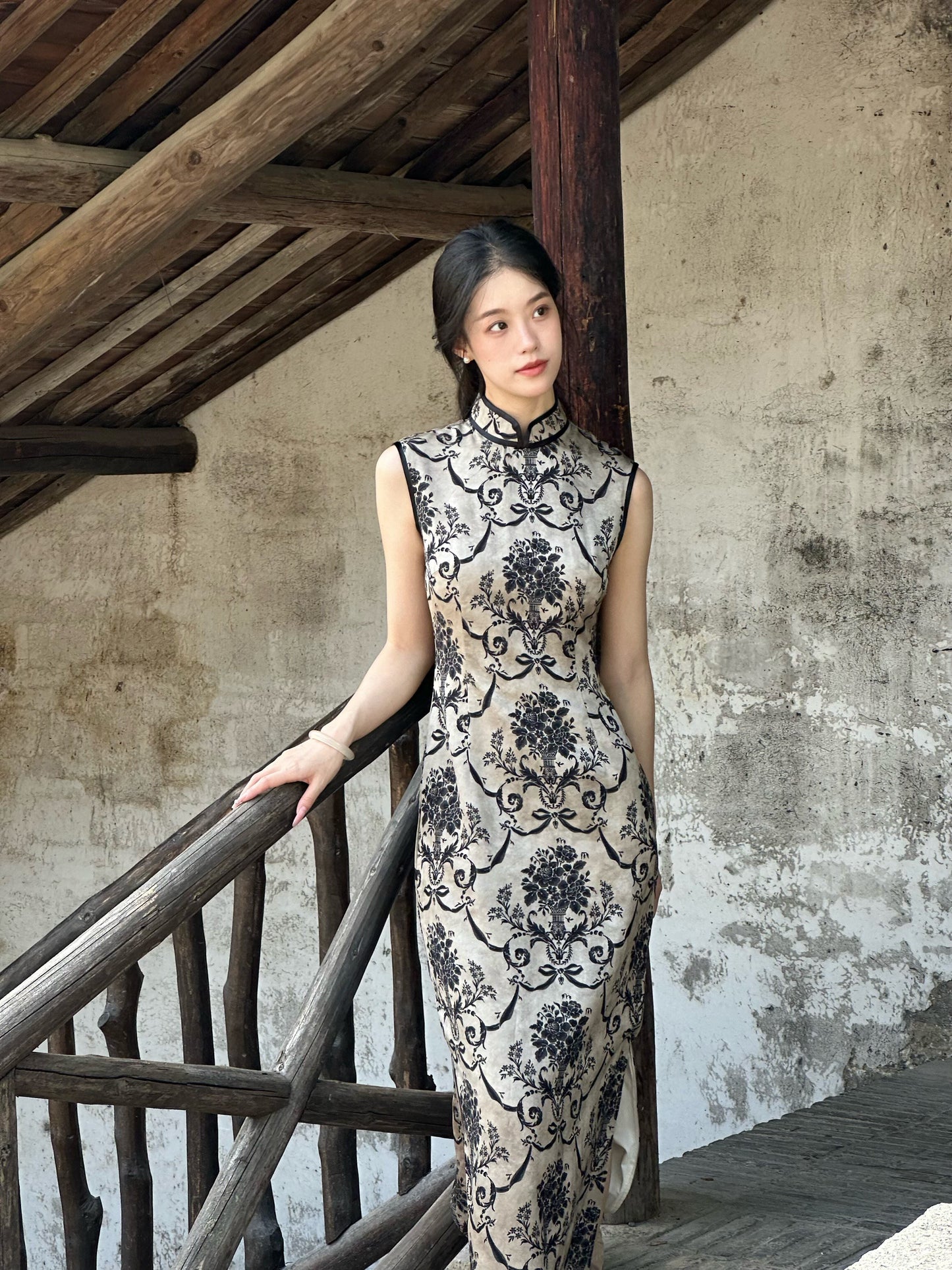 Sleeveless Satin Long Cheongsam | Chuwen